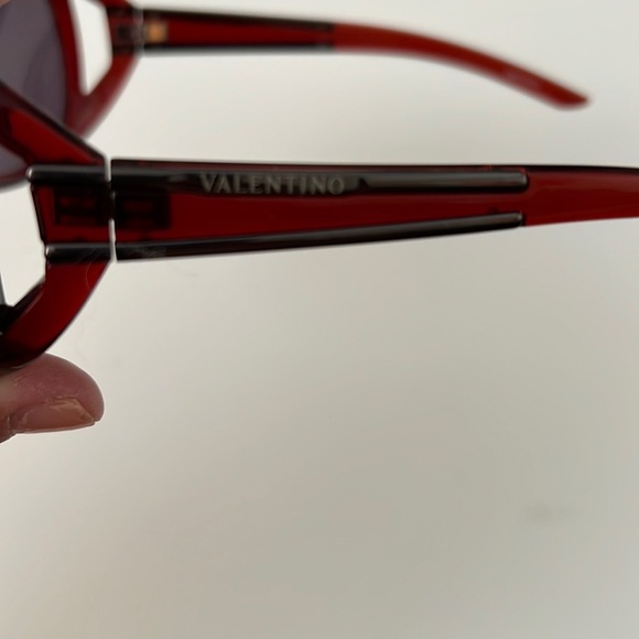 Valentino women oversized sunglasses burgundy in colour. But listed as brown - Picture 2 of 4